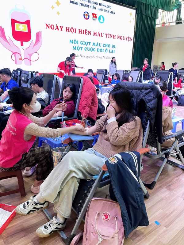 SINH VIÊN KHOA NGOẠI NGỮ CHUNG TAY LAN TỎA NGHĨA CỬ CAO ĐẸP TRONG NGÀY HỘI HIẾN MÁU TÌNH NGUYỆN 2025